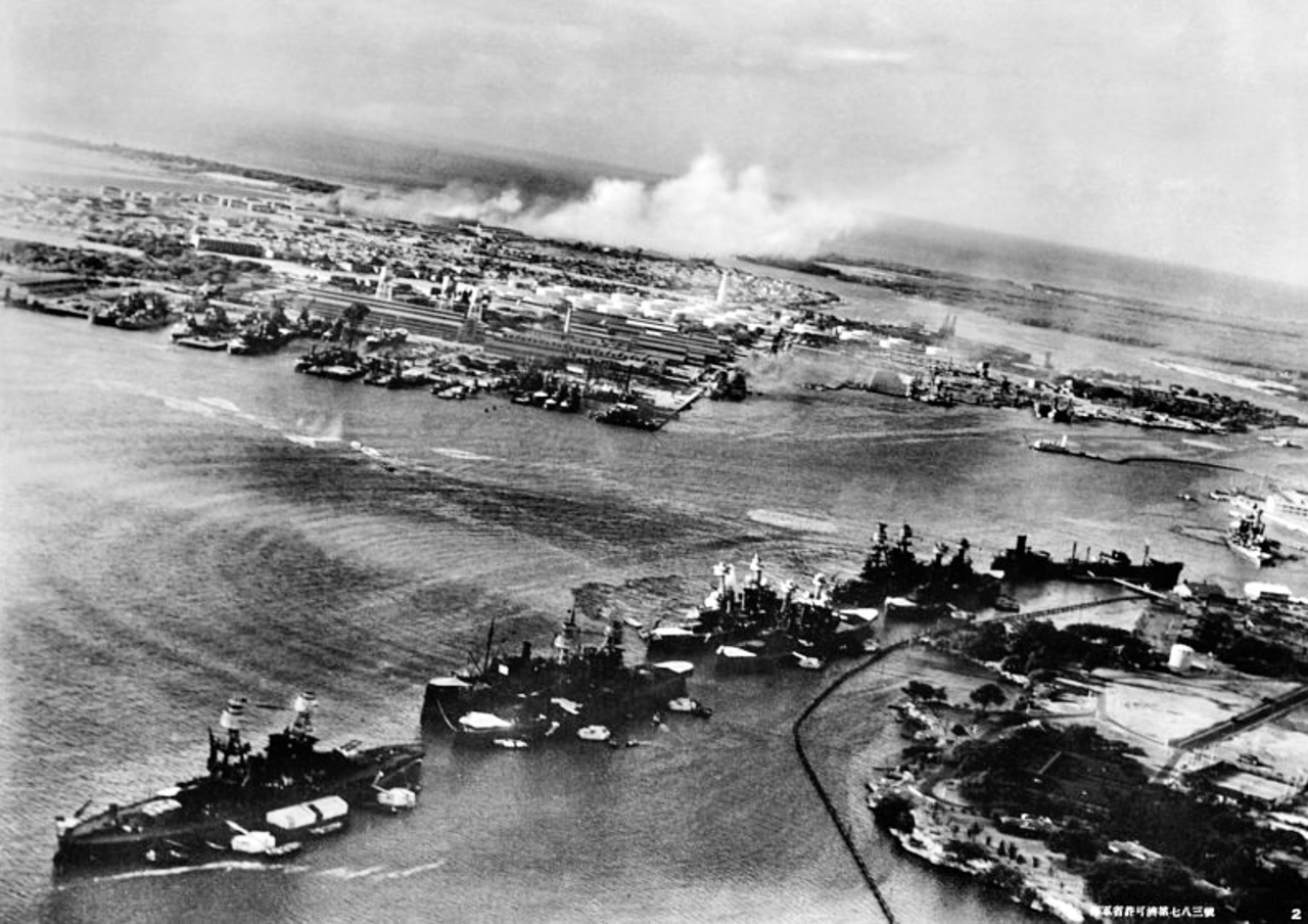 写真】敵艦に突入する零戦を捉えた超貴重な1枚…！（神立 尚紀