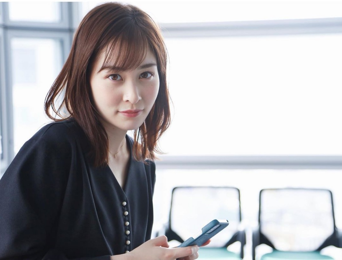 日テレ岩田絵里奈 フジテレビ渡邊渚 非売品 ミス慶應パンフレット冊子 日テレ岩田絵里奈 元フジテレビ渡邊渚 非売品 ミス慶應