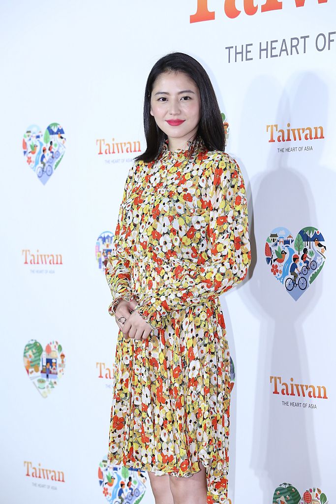 長澤まさみ、7着以上のドレス姿で魅了＜映画版「コンフィデンス
