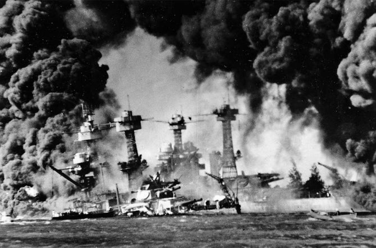 写真】敵艦に突入する零戦を捉えた超貴重な1枚…！（神立 尚紀