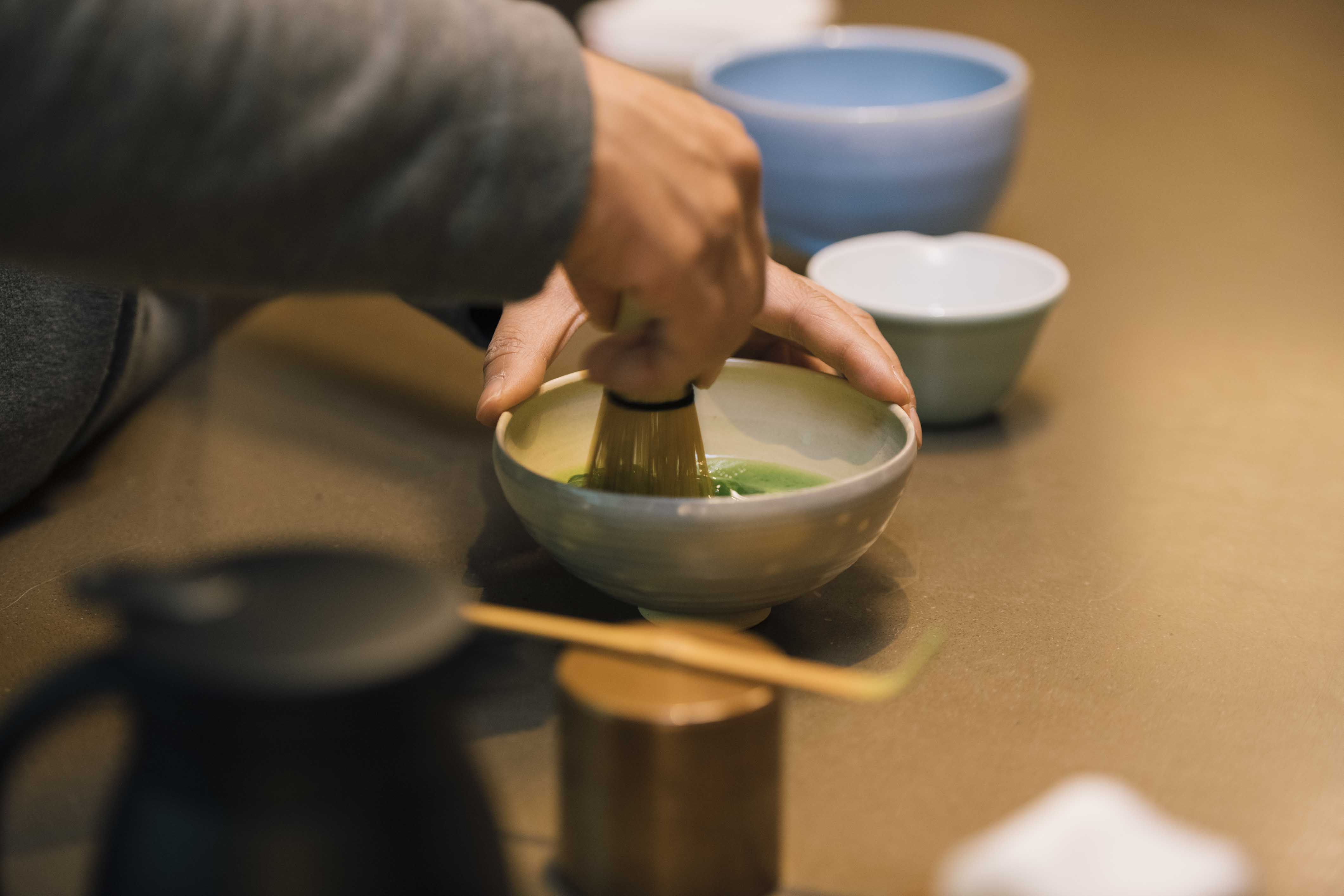 抹茶を簡単に点てる驚きのコツ！「朝日焼」ワークショップでの